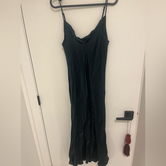 Beautiful silky cowlick dress in a dark emeraude colour. Worn a couple of times. - Picture 2 of 4